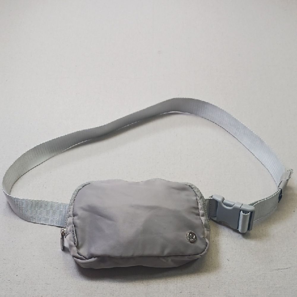 Luluemon Minimalist Waist Pack  Adjustable Strap Light Gray
